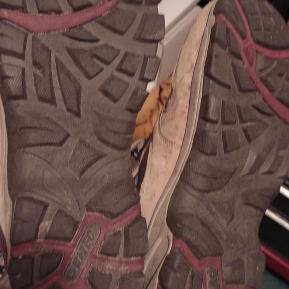 HI TEC like new hiking boots - Picture 2 of 3